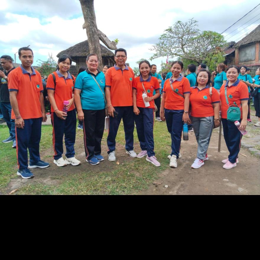 Kegiatan jalan santai dalam rangka menyambut dan memeriahkan hari Kemerdekaan Republik Indonesia 