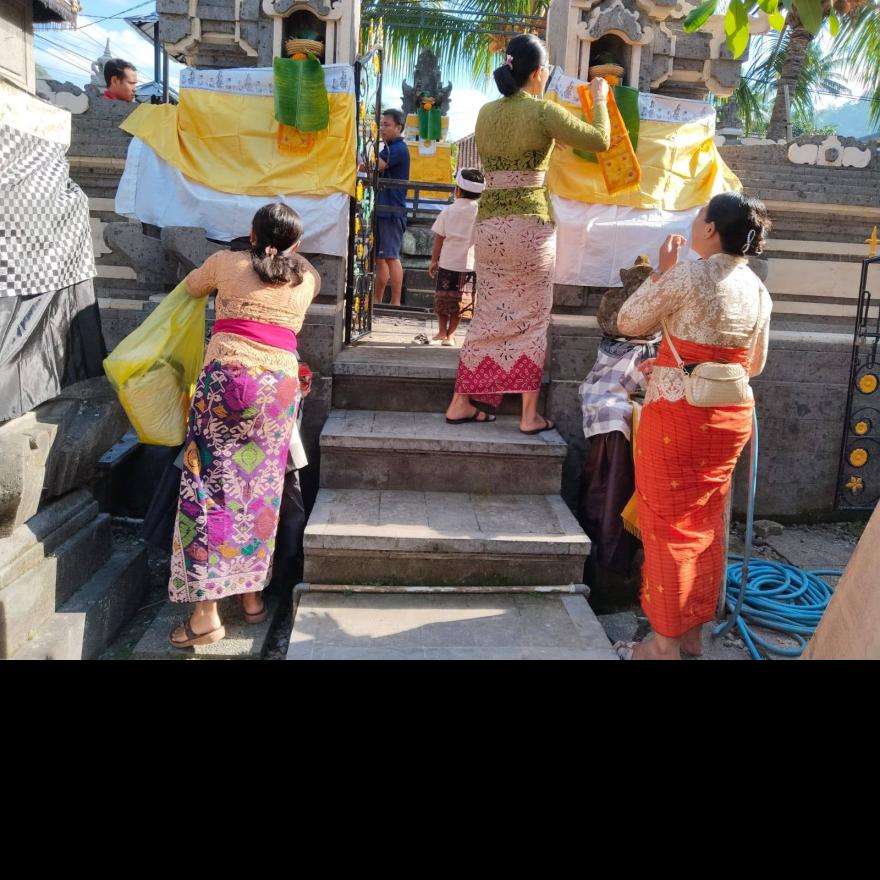 Giat Gotong Royong Persiapan Odalan di Padmasana Kantor Perbekel Desa Pesedahan