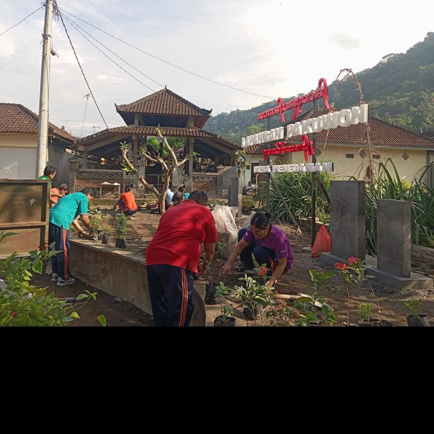 Giat Gotong Royong dalam Rangka Jumat Bersih di Lapangan Pakuwon Desa Pesedahan