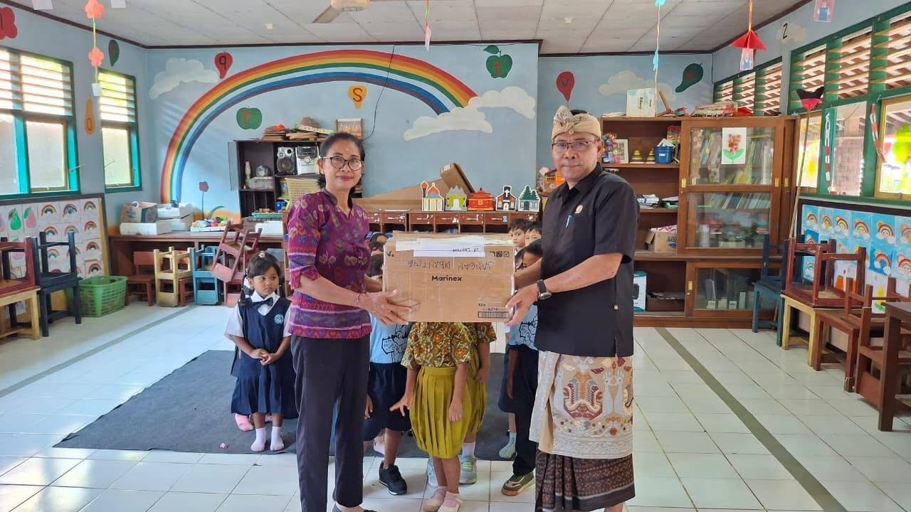 Penyerahan Seragam dan Perlengkapan Belajar untuk PAUD Wiryaguna Pesedahan