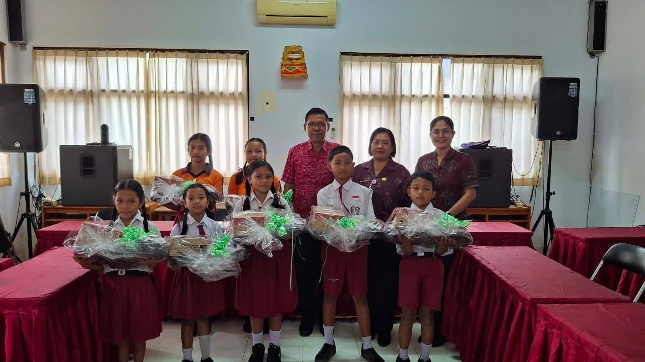 Penyerahan Bantuan Perlengkapan Sekolah kepada Siswa SDN 1 Pesedahan